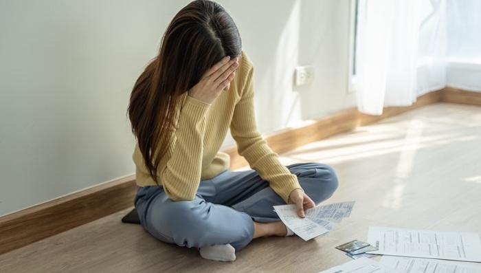 stressed young asian woman trying to find money to pay credit ca Regulamento do condomínio