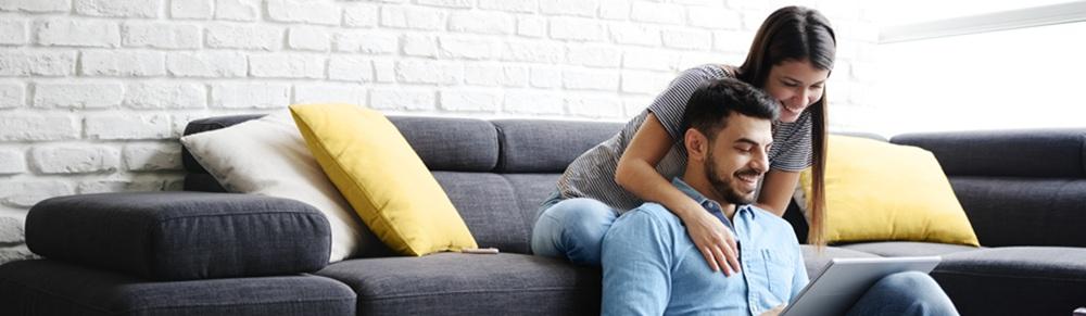 Girl Massaging Boyfriend On Sofa At Home Quais são as partes comuns do condomínio?